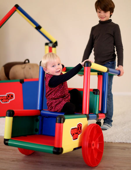 Quadro Schubkarre mit Jungen und Kleinkind